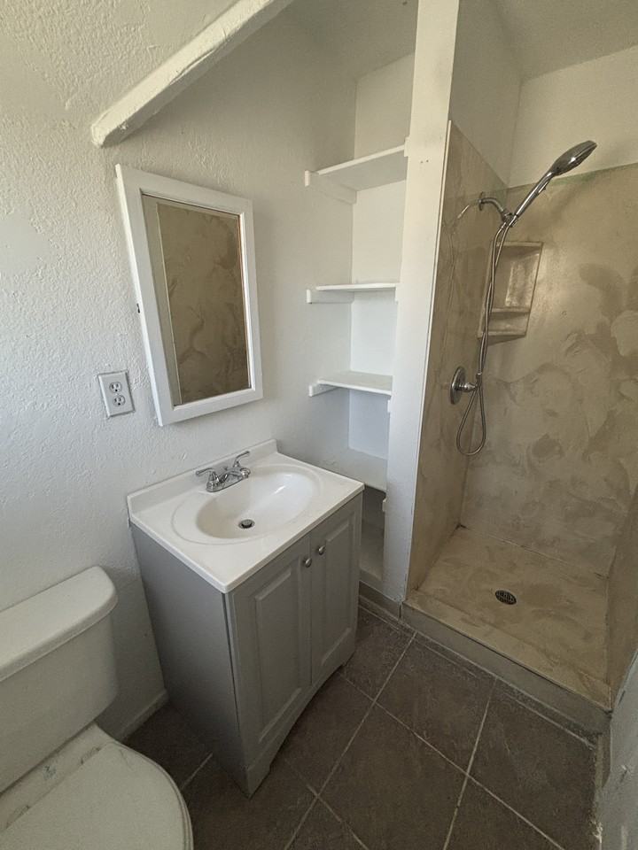 707 Se 8th St #2 - Photo 6 of 10
