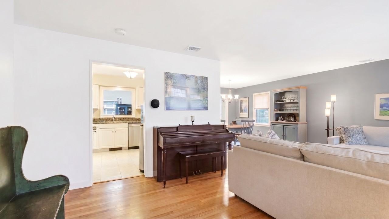 345 11th St #NA - Photo 4 of 25