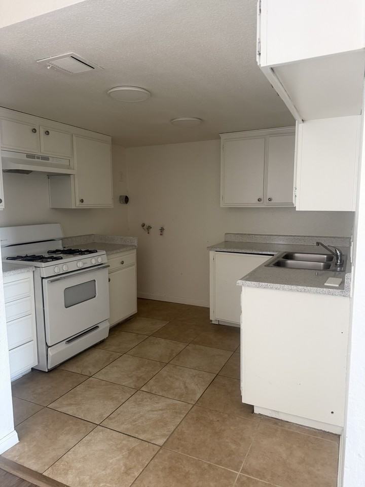 455 S Campus Ave #Q - Photo 4 of 6
