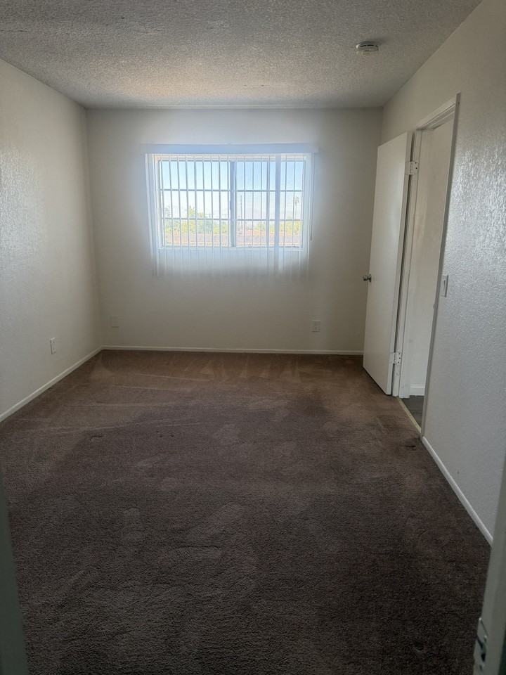 455 S Campus Ave #Q - Photo 5 of 6