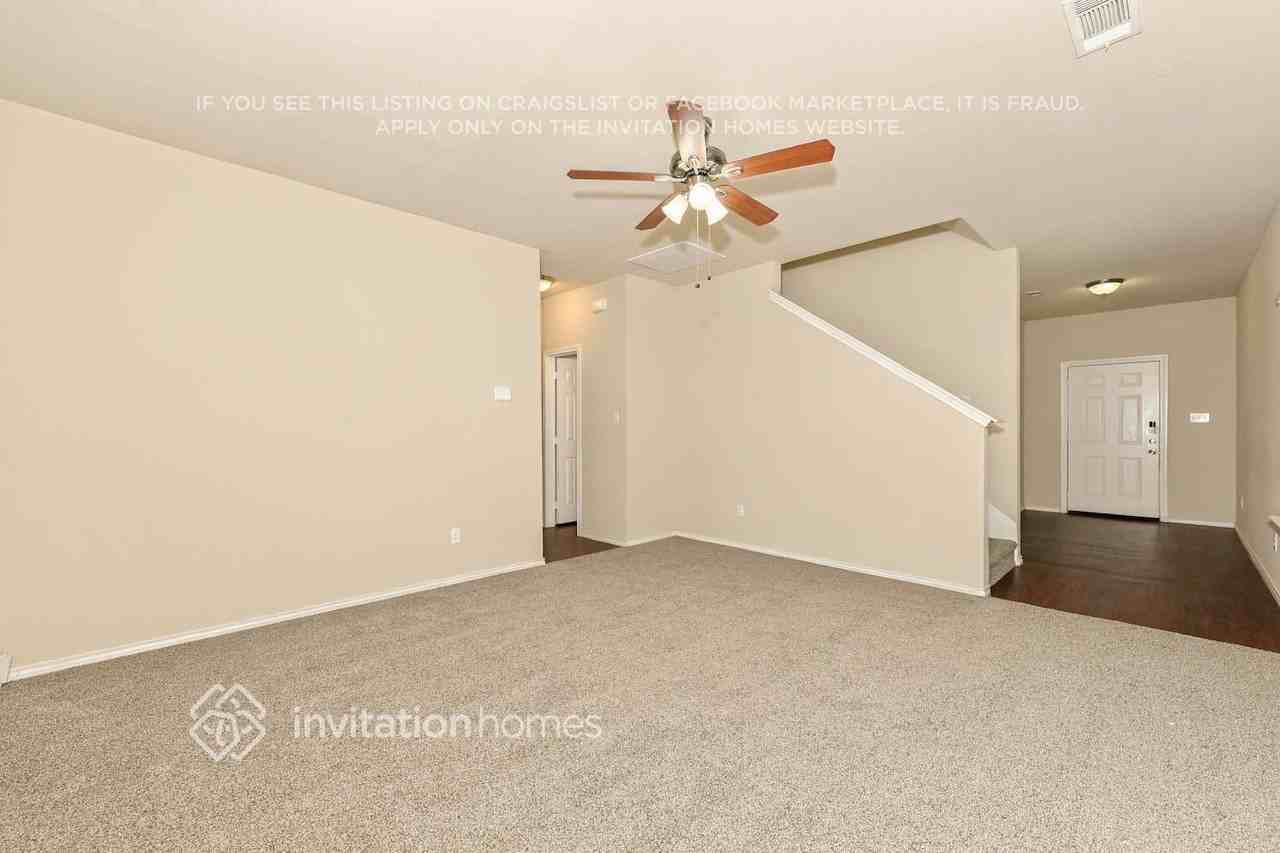 1801 Vineridge Ln - Photo 4 of 18