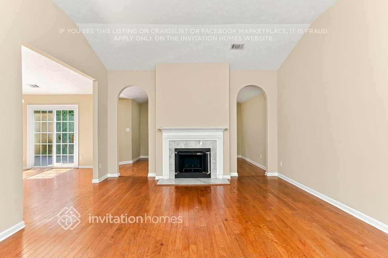 2405 Pemberton Pt - Photo 4 of 17