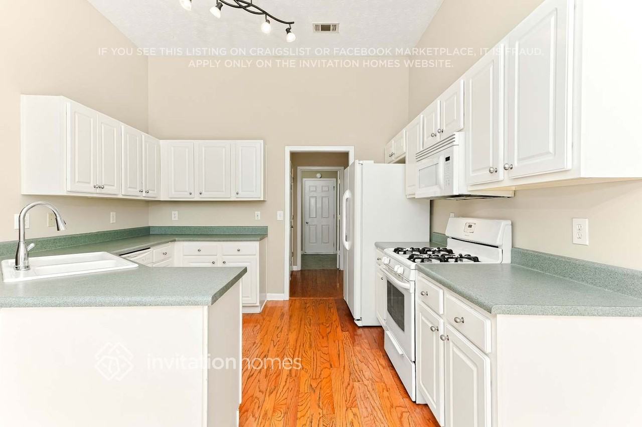 2405 Pemberton Pt - Photo 7 of 17