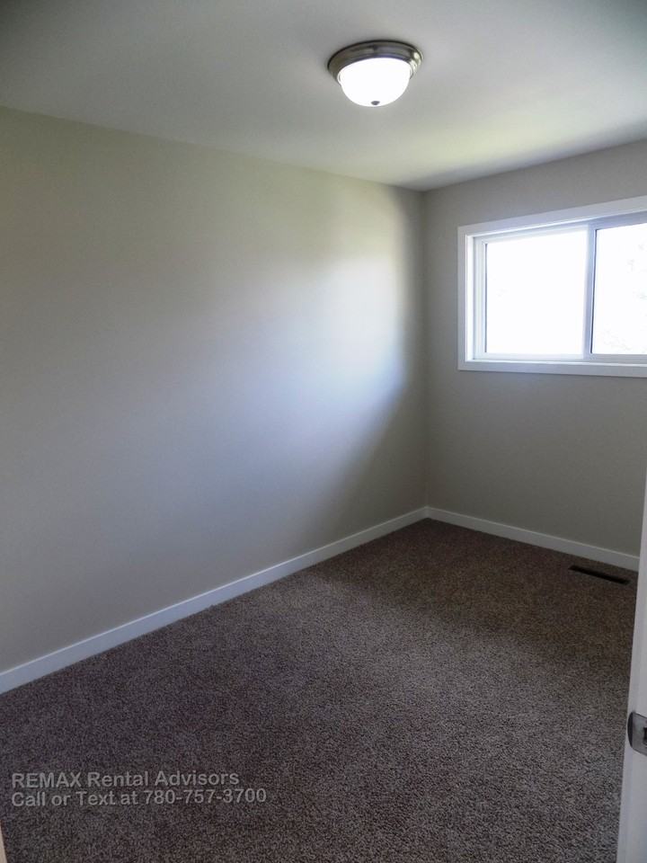 6728 93a Ave Nw - Photo 7 of 14
