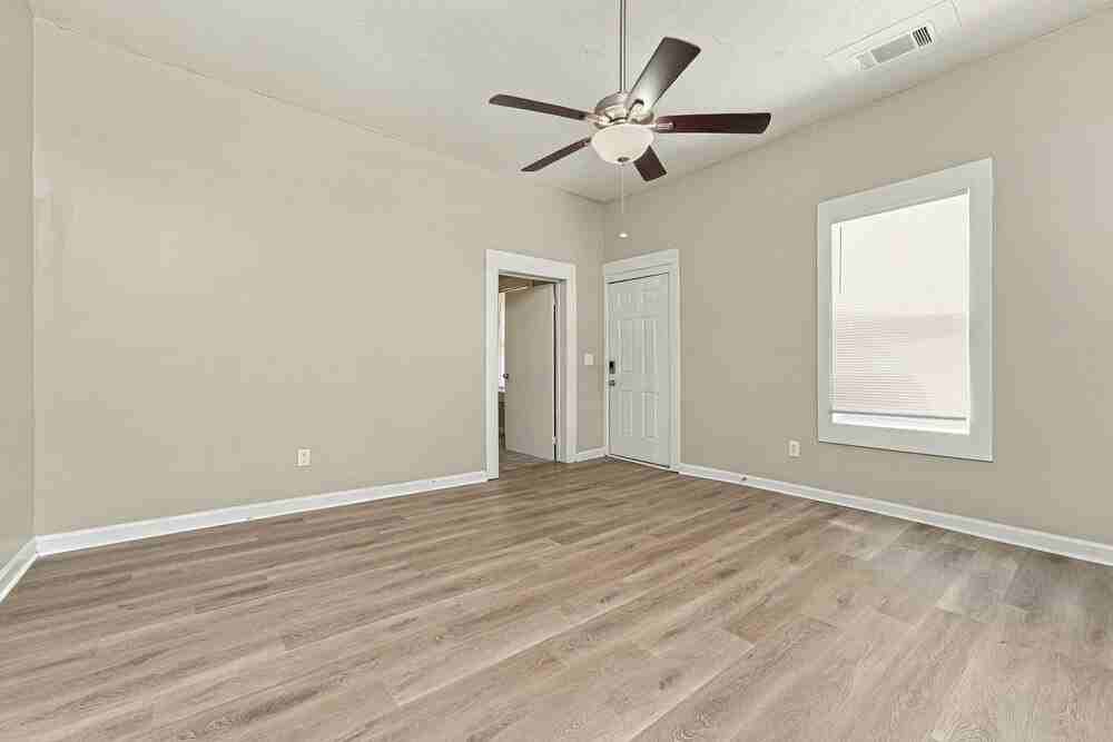 6129 Sorrell St Ne - Photo 5 of 16
