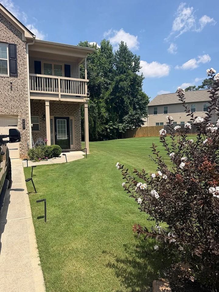 2557 Castellan Dr - Photo 2 of 12