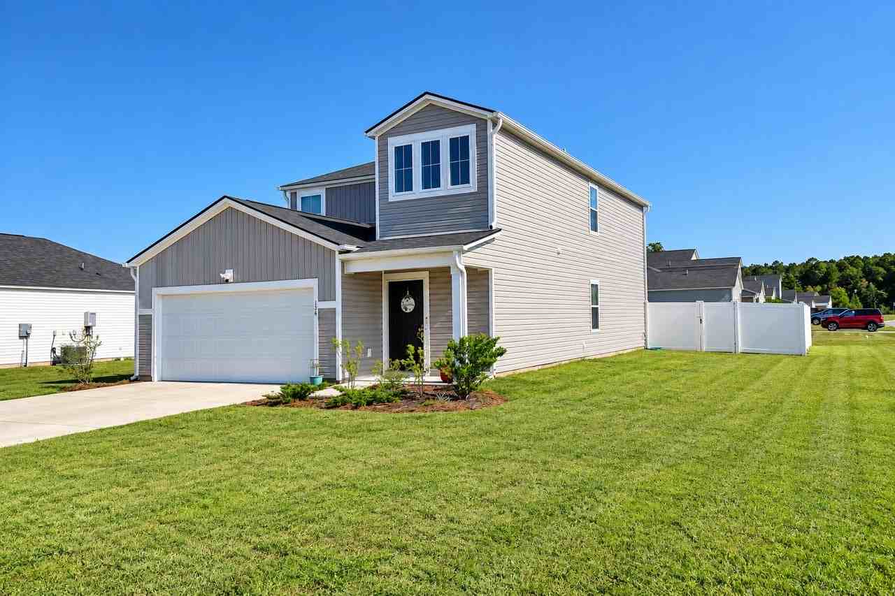 147 Saddle St - Photo 2 of 32
