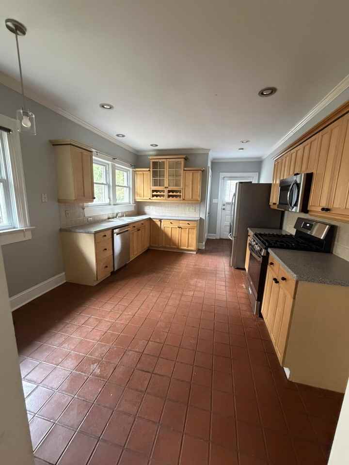 152 Erie Ave #1 - Photo 6 of 14