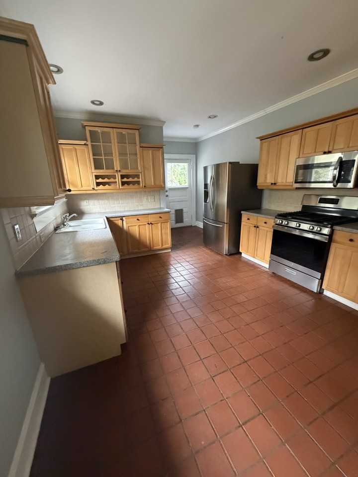152 Erie Ave #1 - Photo 7 of 14