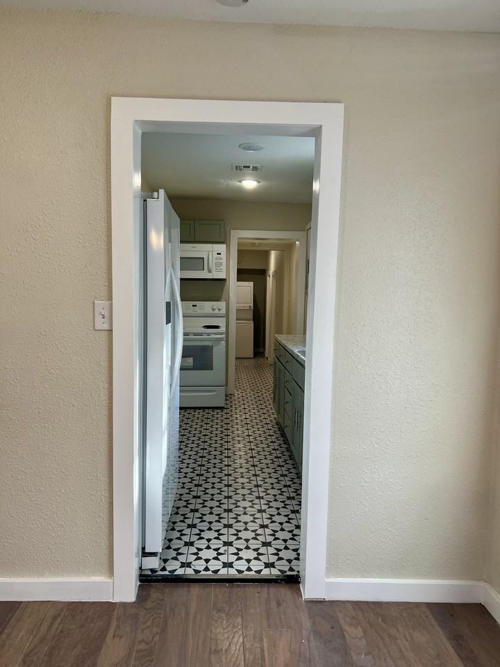 1012 E King Pl #1 - Photo 7 of 39