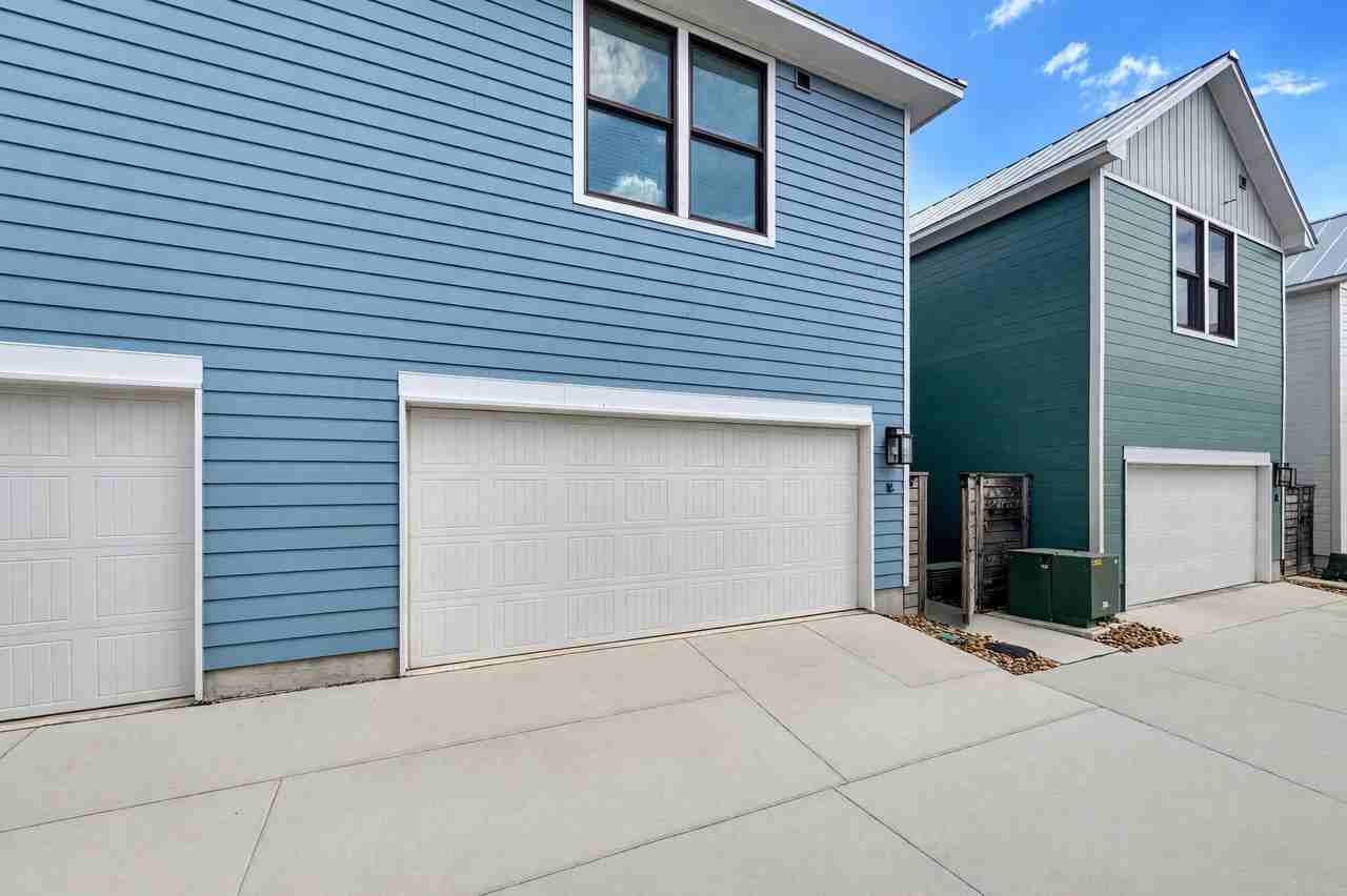 311 East Evergreen Street - 18BLDG 18 #18 - Photo 5 of 38