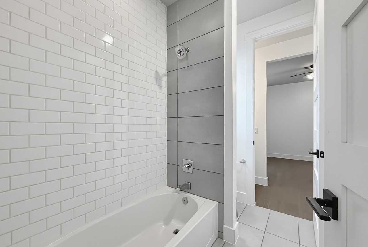 311 East Evergreen Street - 18BLDG 18 #18 - Photo 7 of 38