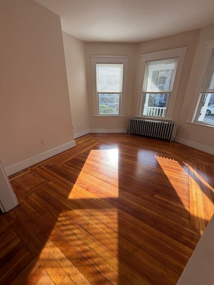 140 Brooks St - Photo 3 of 12