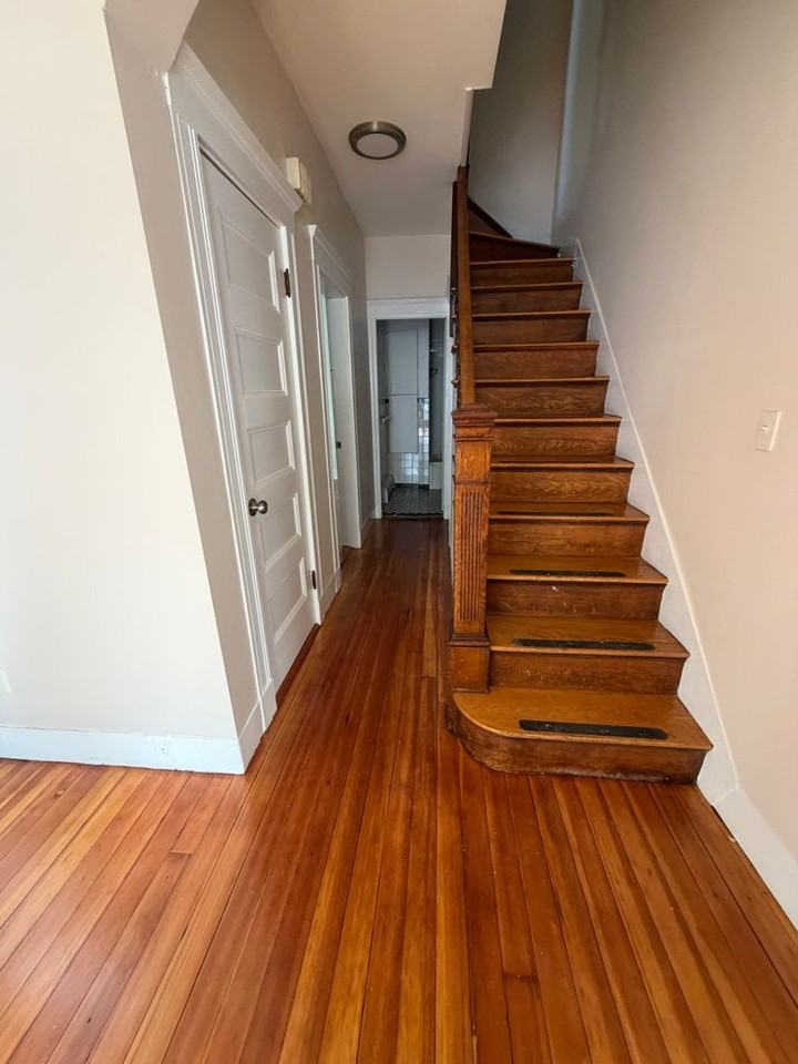 140 Brooks St - Photo 4 of 12