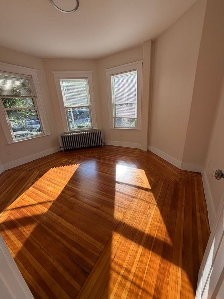 140 Brooks St - Photo 5 of 12