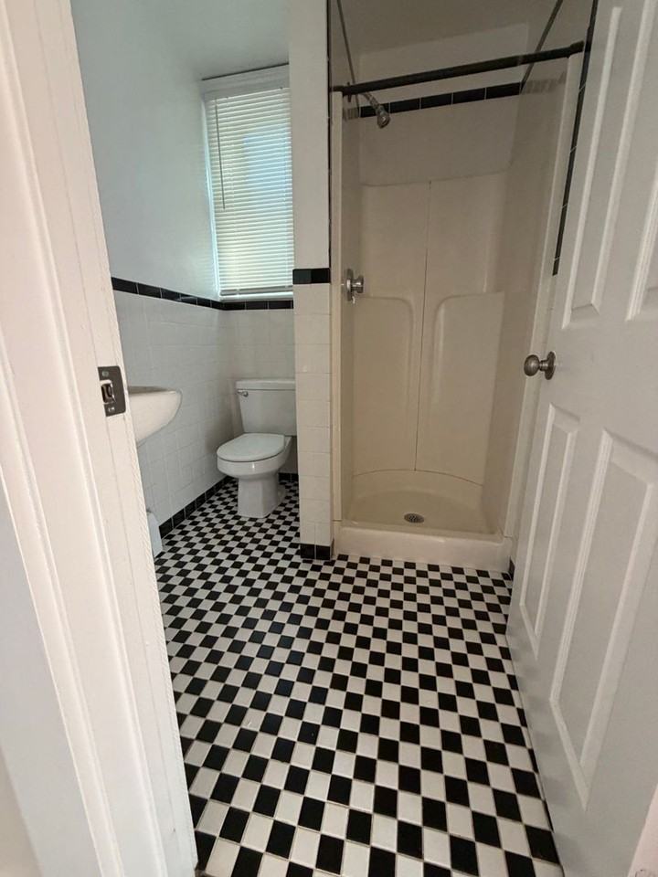 140 Brooks St - Photo 6 of 12