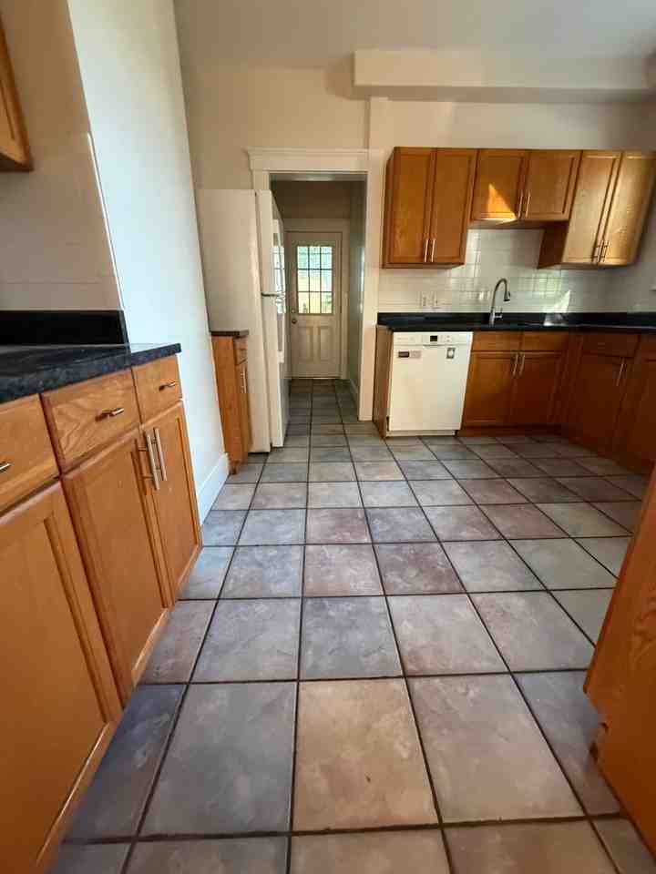 140 Brooks St - Photo 7 of 12