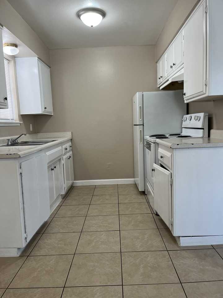 946 S Barrett Rd #1 - Photo 4 of 9