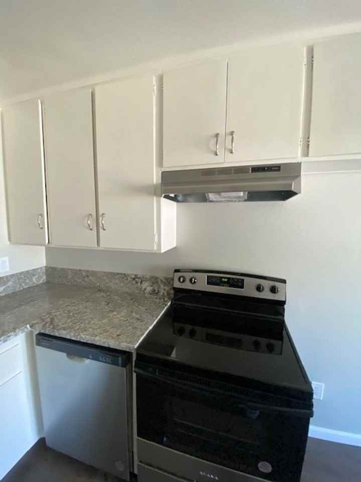 LAKEWOOD TOWNHOUSE APARTMENTS - Photo 3 of 24