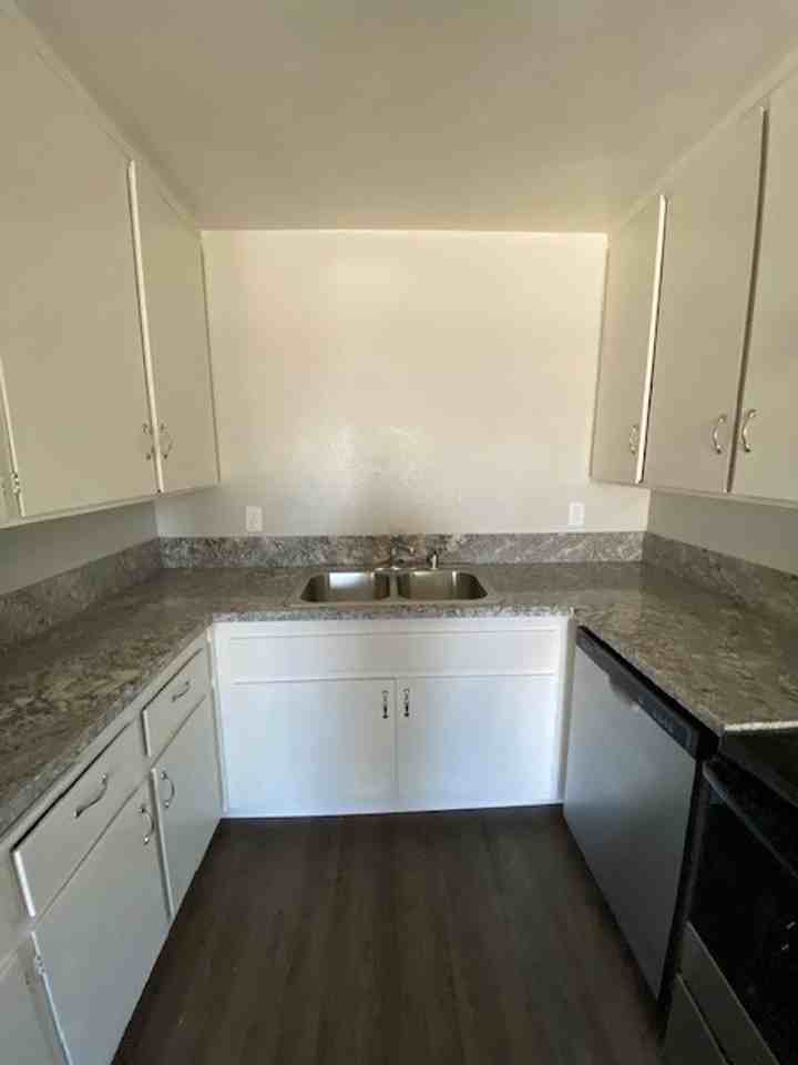 LAKEWOOD TOWNHOUSE APARTMENTS - Photo 4 of 24