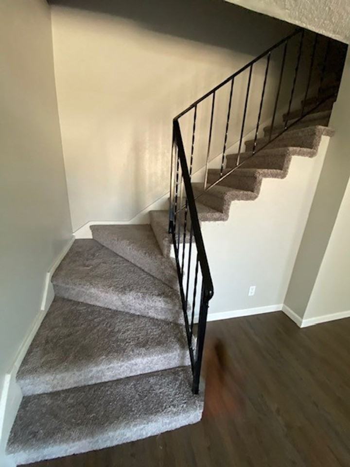 LAKEWOOD TOWNHOUSE APARTMENTS - Photo 5 of 24