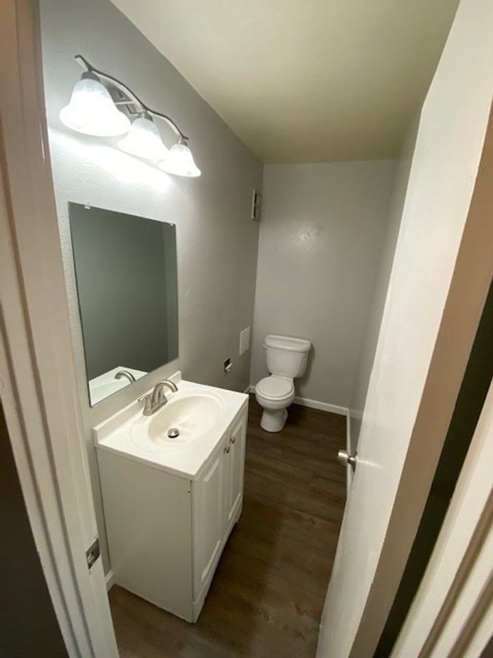 LAKEWOOD TOWNHOUSE APARTMENTS - Photo 6 of 24