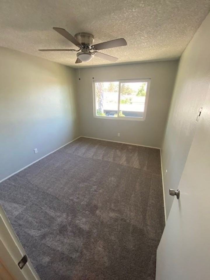 LAKEWOOD TOWNHOUSE APARTMENTS - Photo 7 of 24