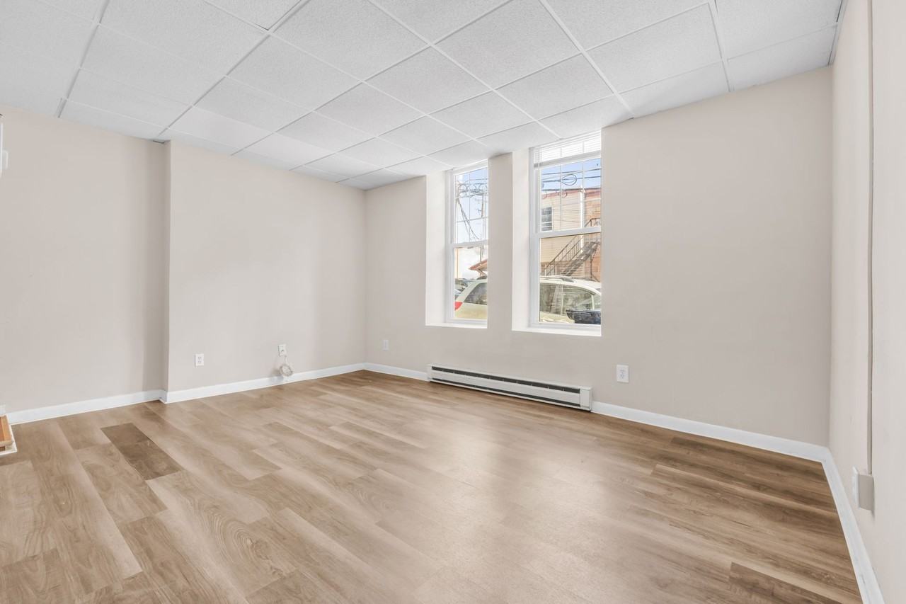 439 W Walnut St - Photo 6 of 10