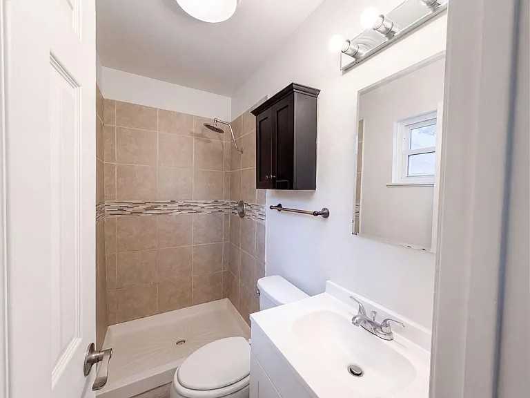 604 Maxine Street Northeast - Photo 6 of 7
