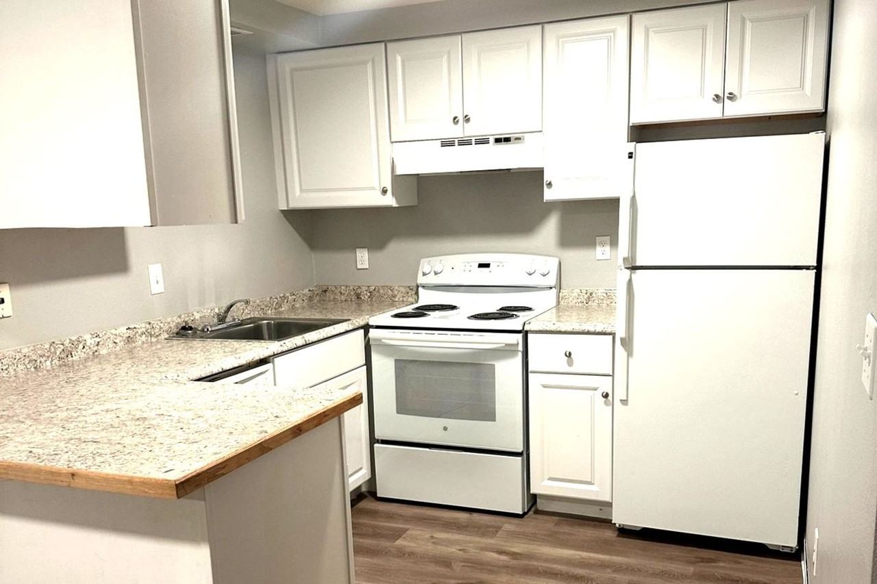 JC0680 - Dolph Court Apartments - Photo 4 of 6