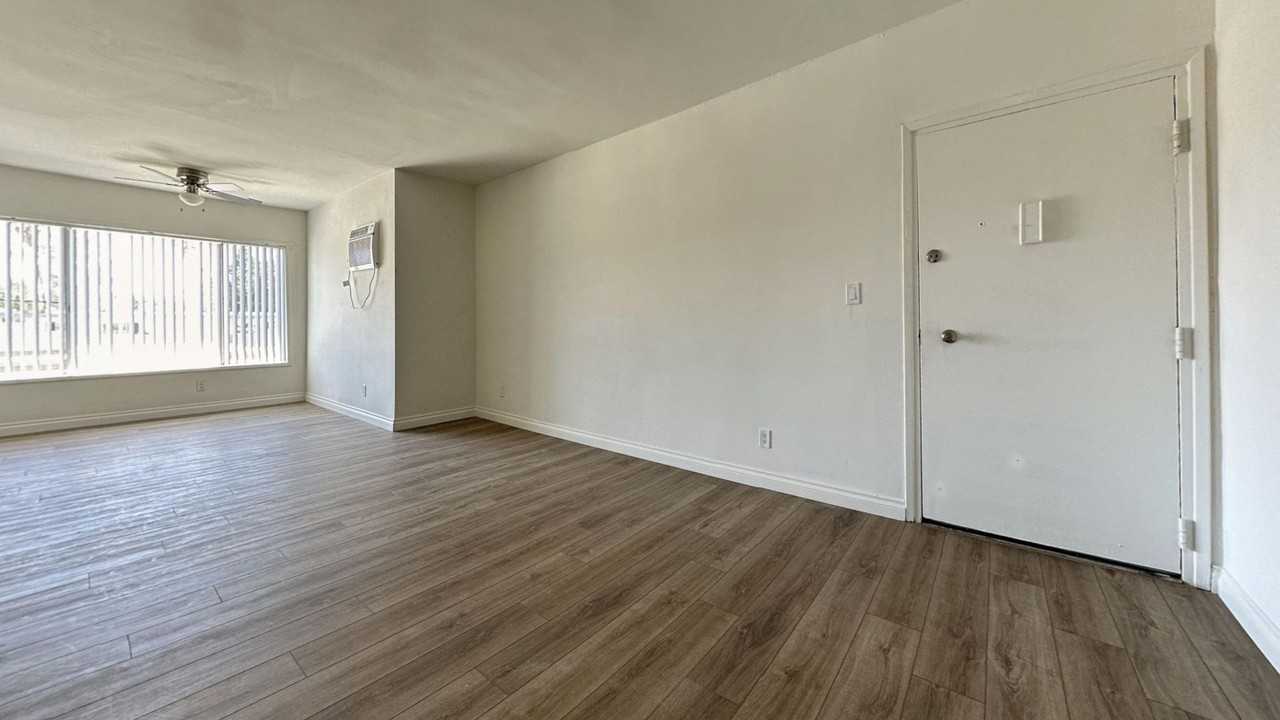 Roscoe Villa Apts - Photo 4 of 7