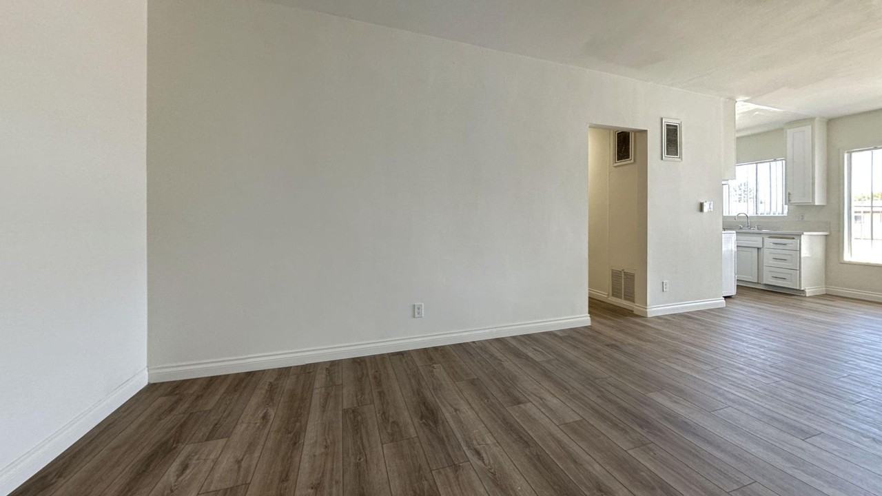 Roscoe Villa Apts - Photo 5 of 7