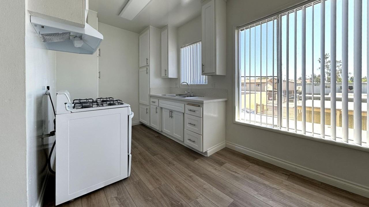 Roscoe Villa Apts - Photo 6 of 7