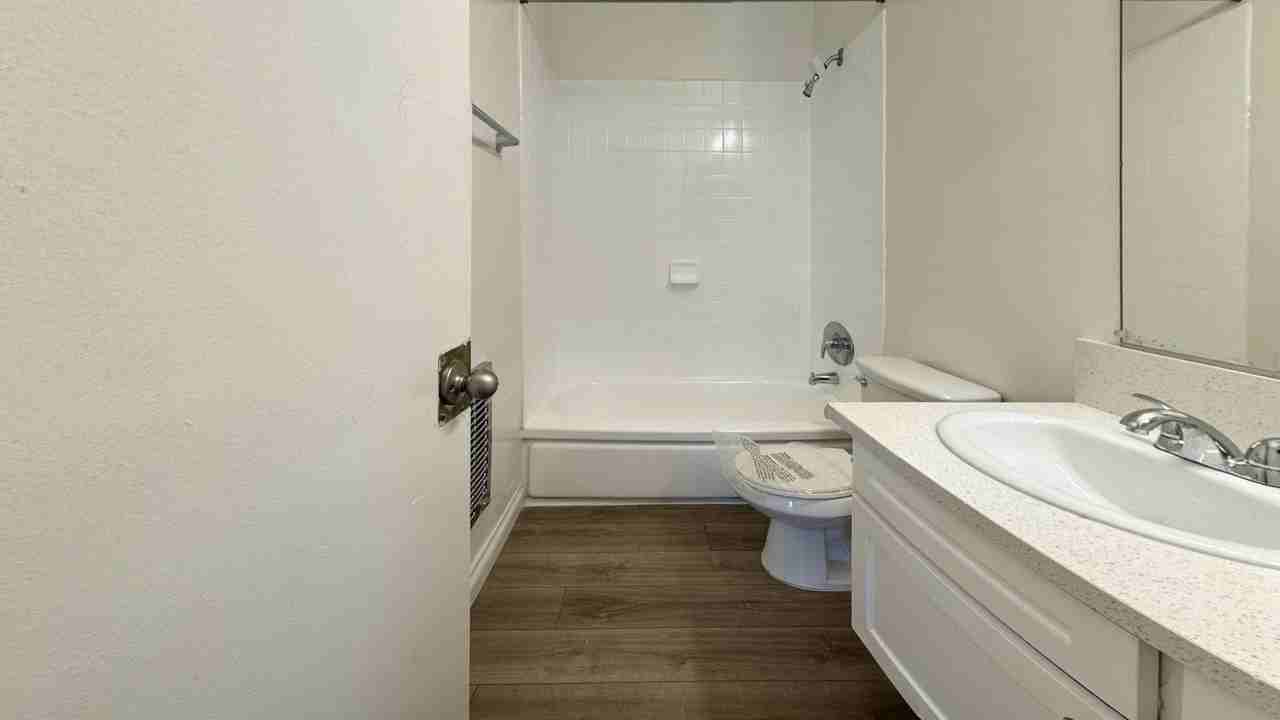 Roscoe Villa Apts - Photo 7 of 7