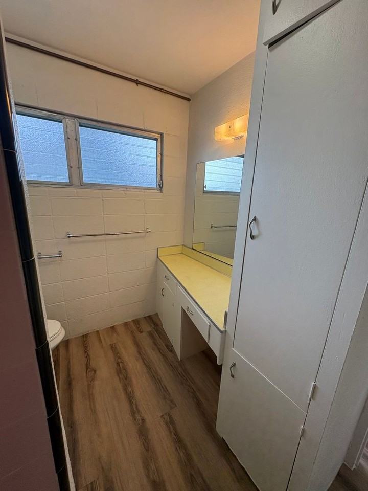 909 University Ave #217 - Photo 4 of 9