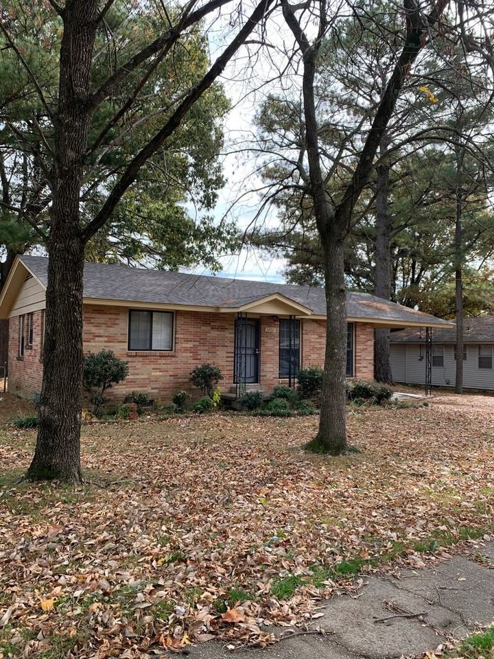 1202 Oakdale St - Photo 2 of 13