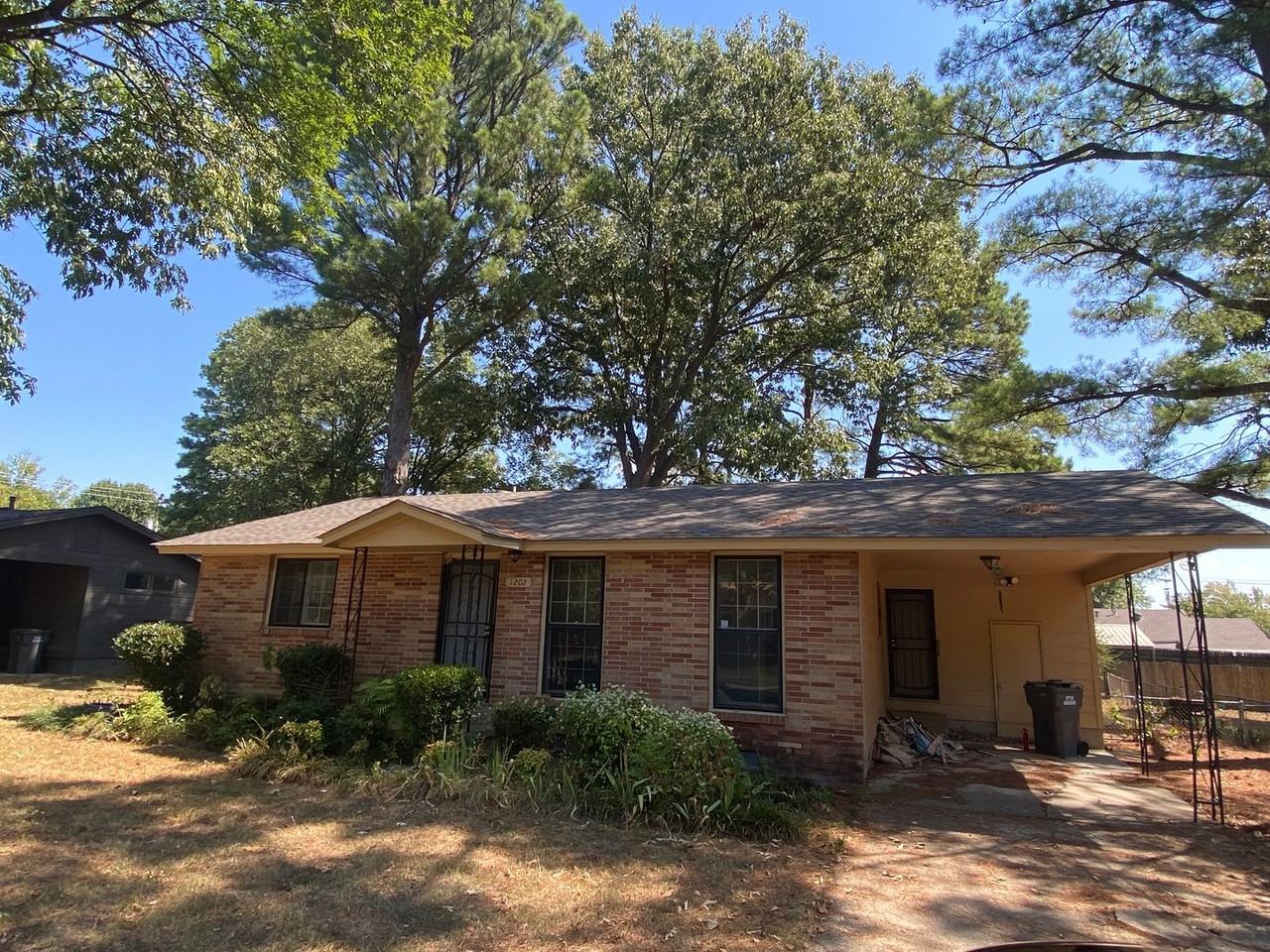 1202 Oakdale St - Photo 6 of 13