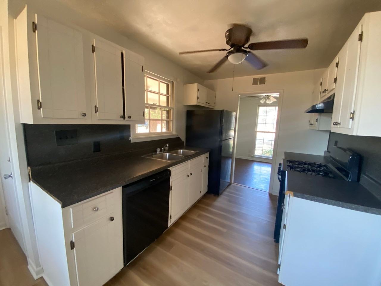 1202 Oakdale St - Photo 7 of 13