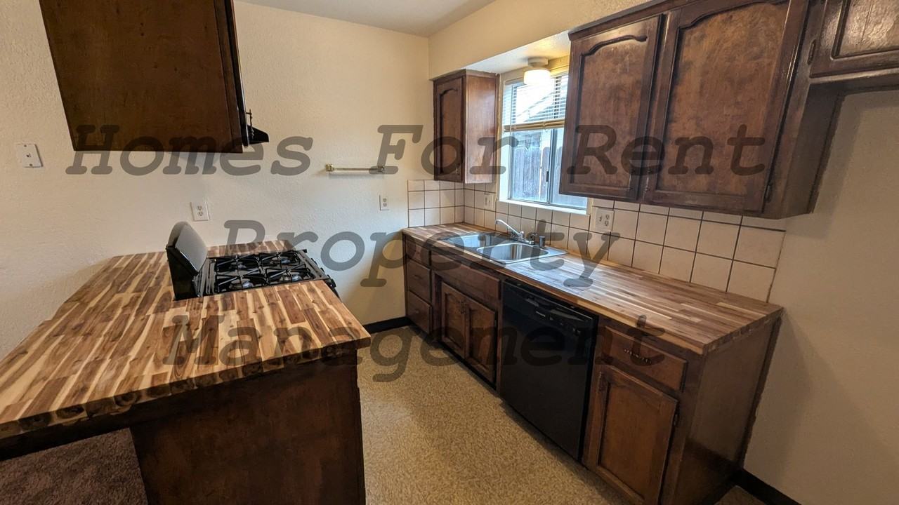 1051 W Thurman Ave - Photo 4 of 10