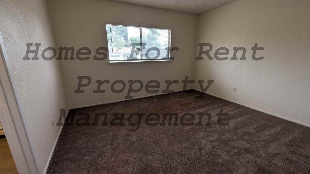 1051 W Thurman Ave - Photo 7 of 10