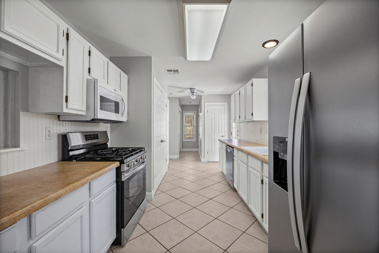 2502 Cynthia Ct - Photo 4 of 31