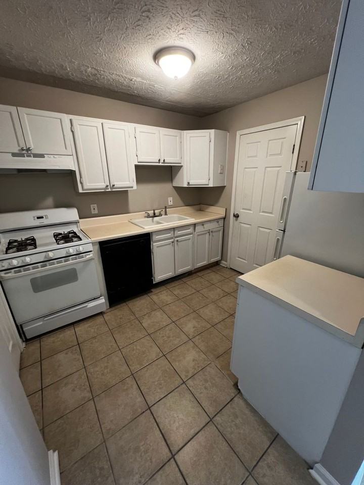 2708 Greystone Ct - Photo 5 of 13