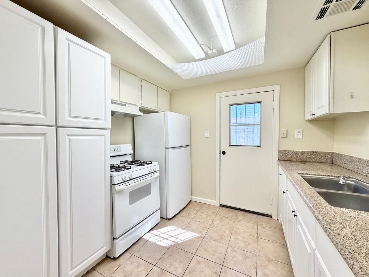 45828 Marshall St - Photo 5 of 16