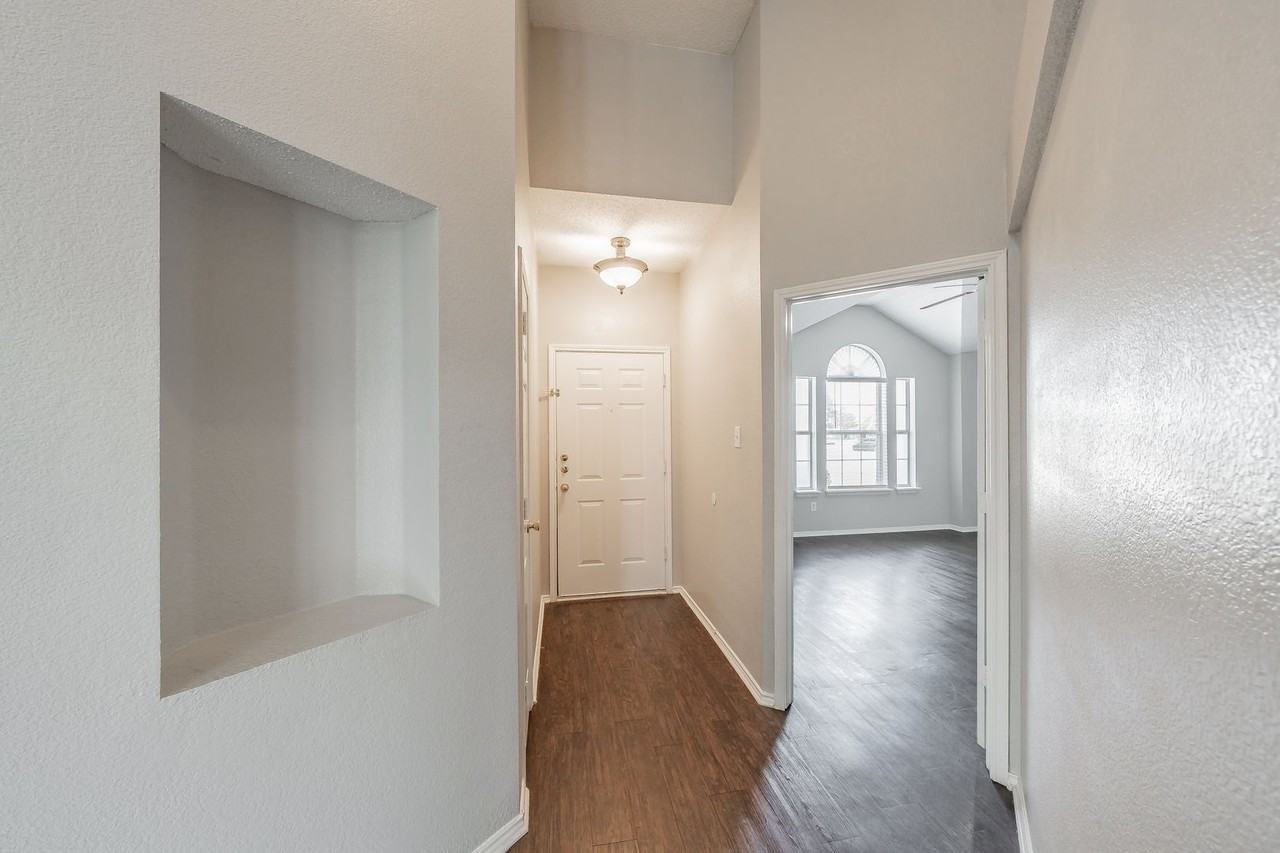 132 Brookshore Dr - Photo 4 of 43