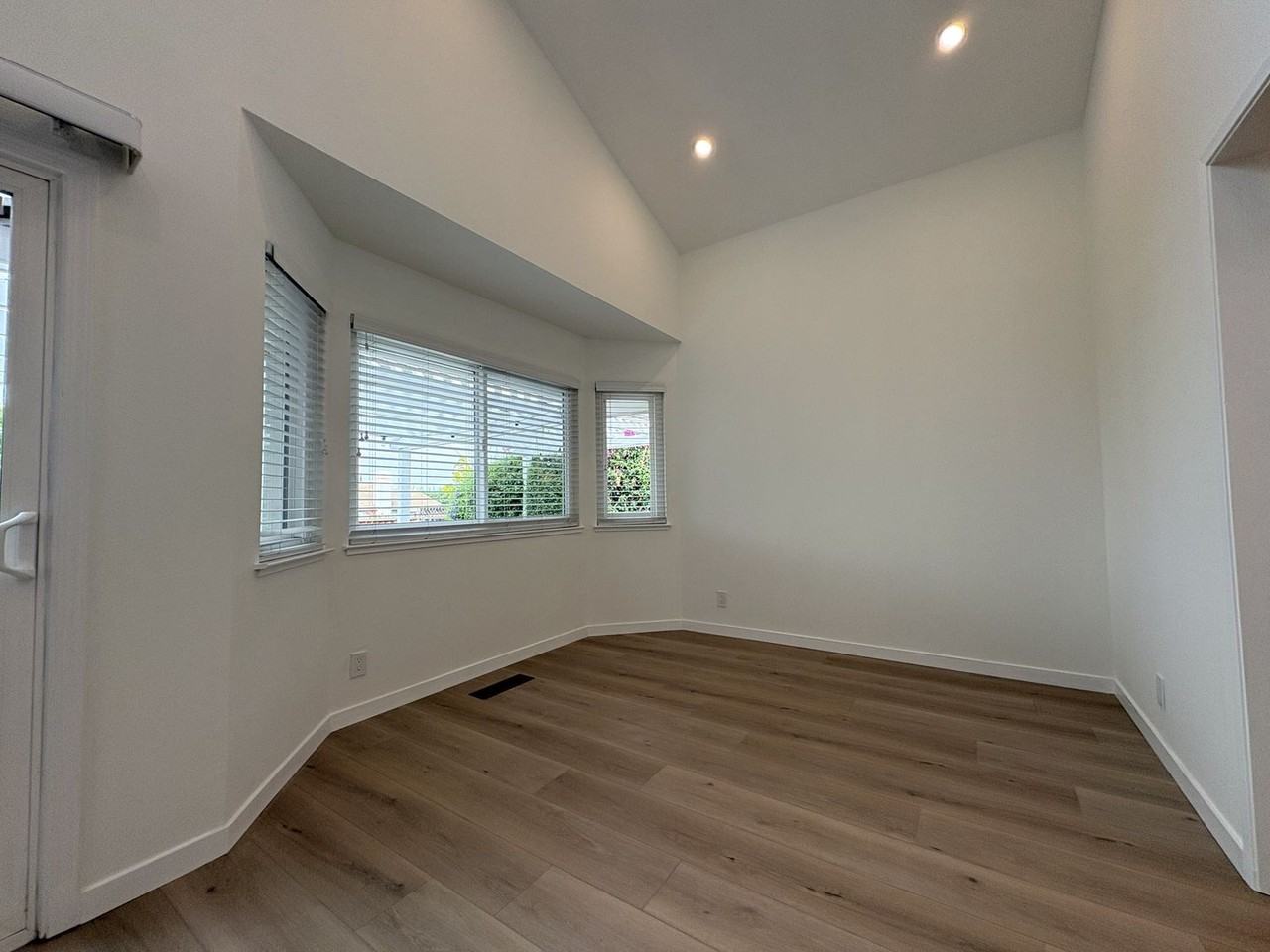 3532 Rollingside Dr - Photo 6 of 32