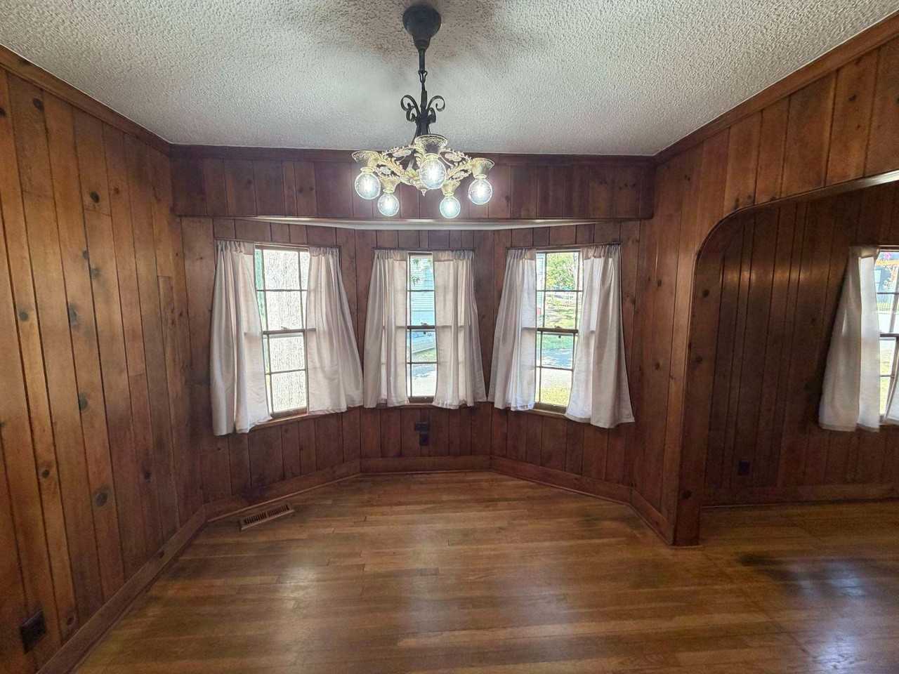 611 Phillips Ave - Photo 4 of 15
