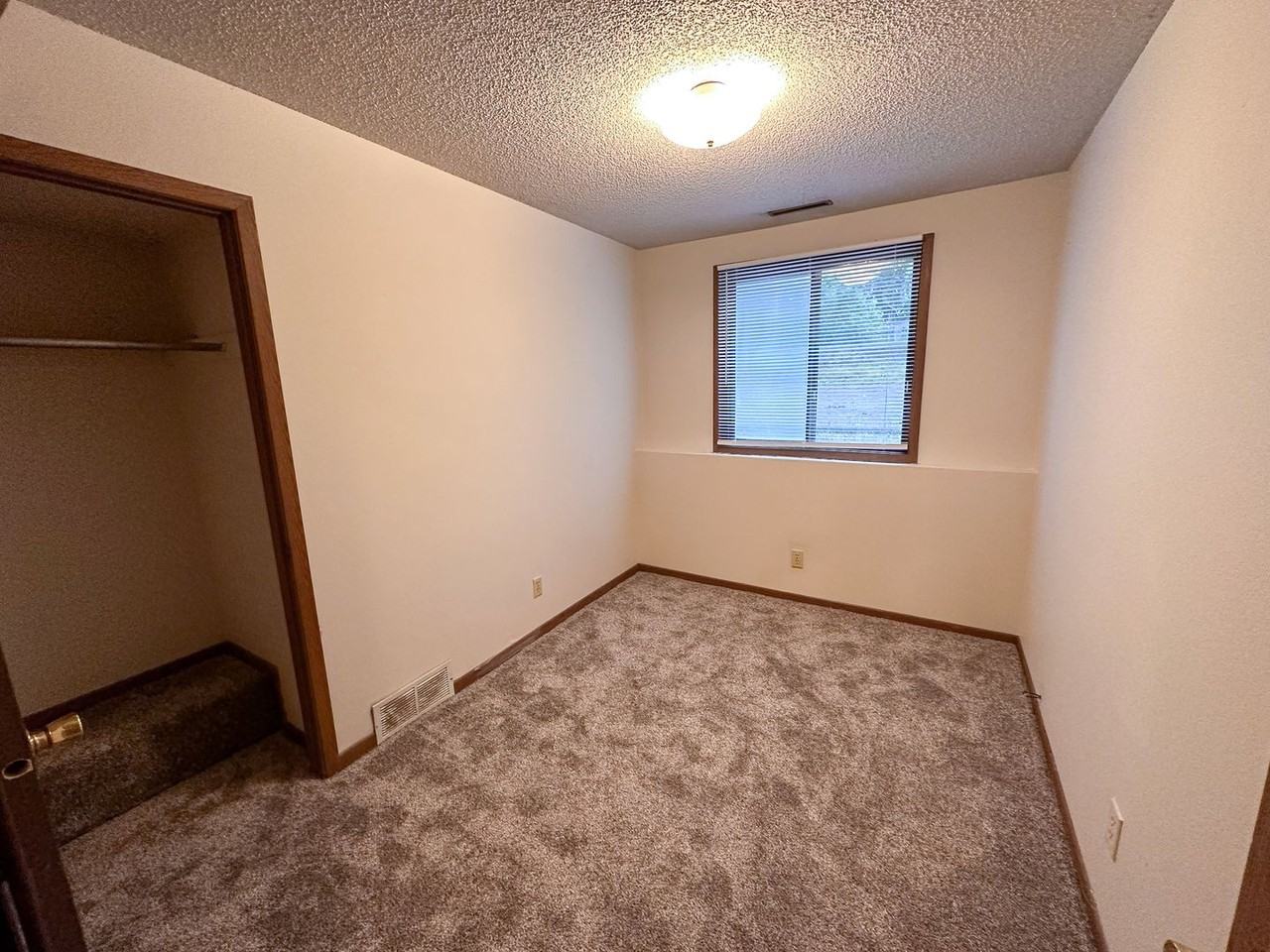 313 S Franklin Ave - Photo 6 of 12