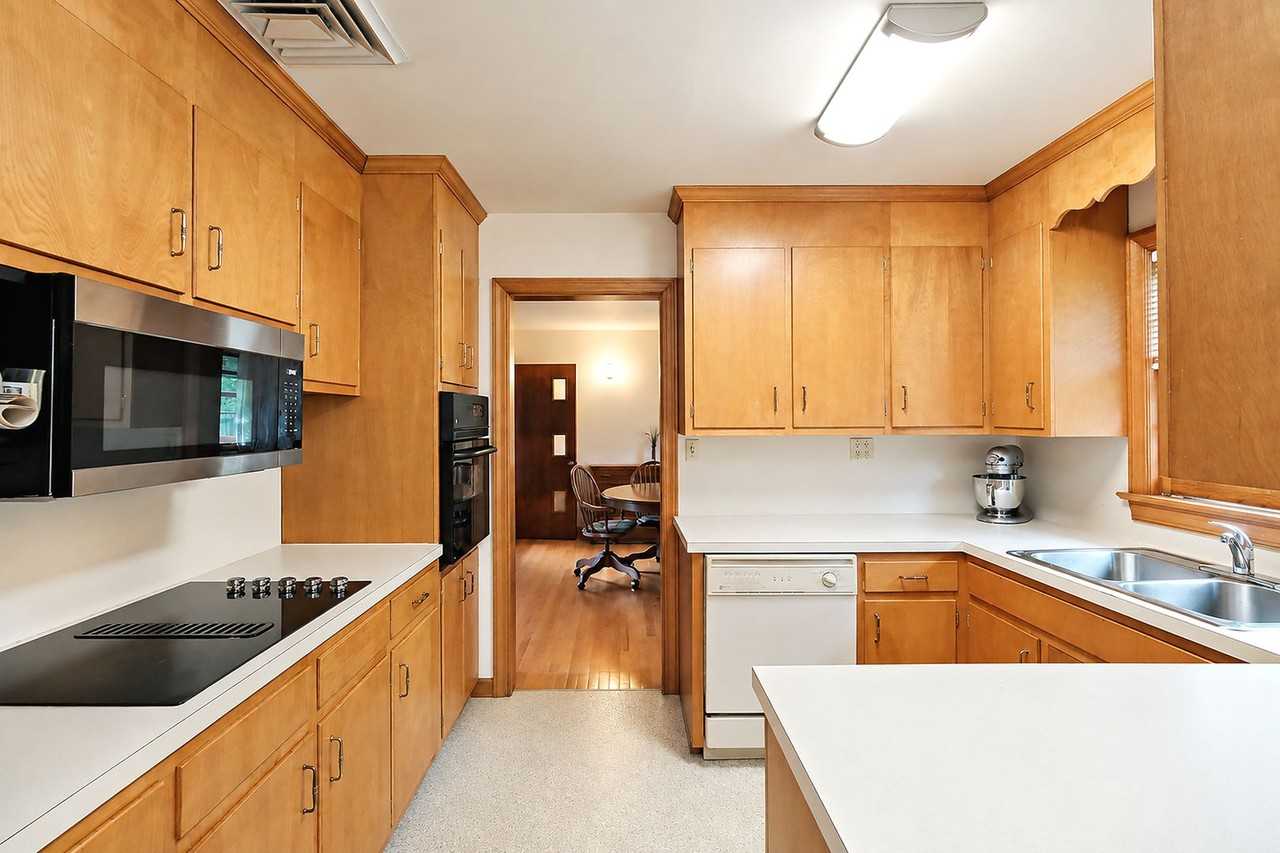 919 Maple St - Photo 3 of 17