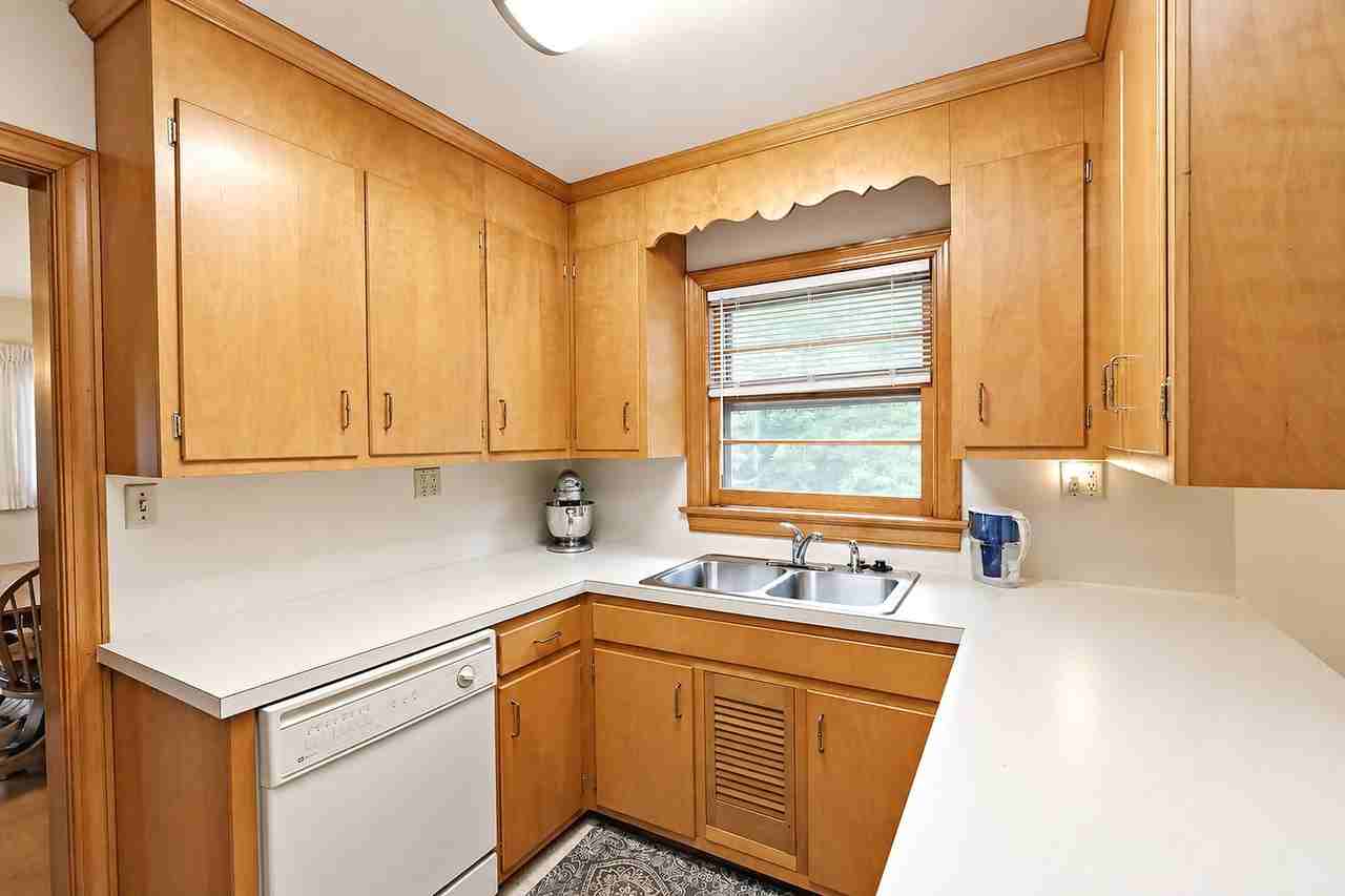 919 Maple St - Photo 4 of 17