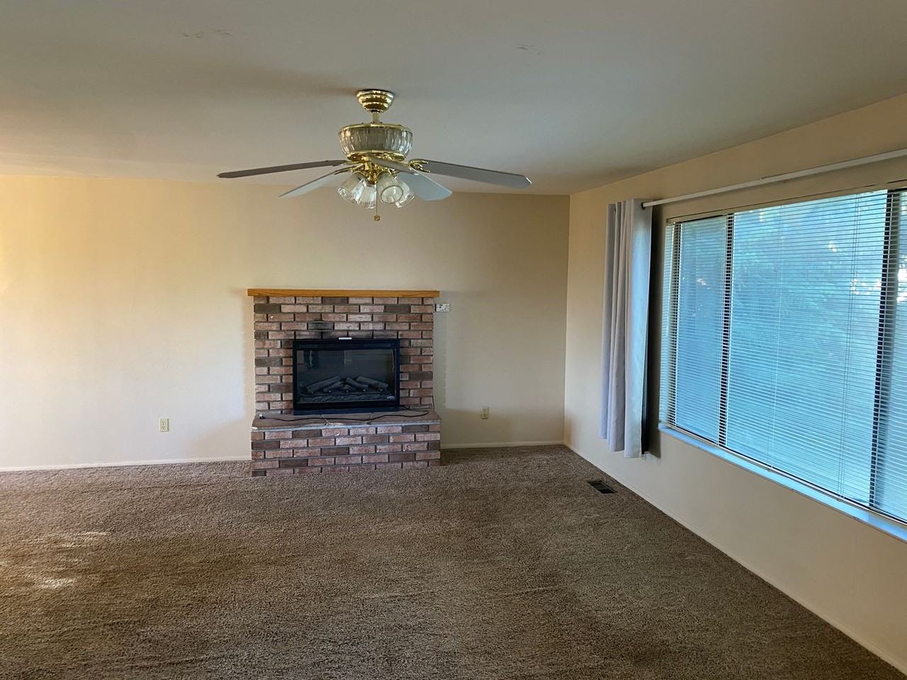 2565 Everett Dr - Photo 2 of 12